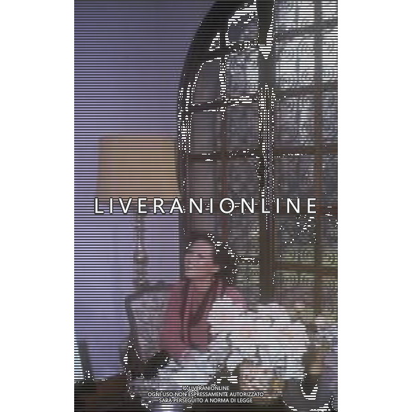 ARCHIVIO GIOVANNI LIVERANI RETROSPETTIVA CLAUDIA CARDINALE ATTRICE NELLA FOTO NELLA SUA ABITAZIONE NELL\'ANNO 1984 AG ALDO LIVERANI SAS