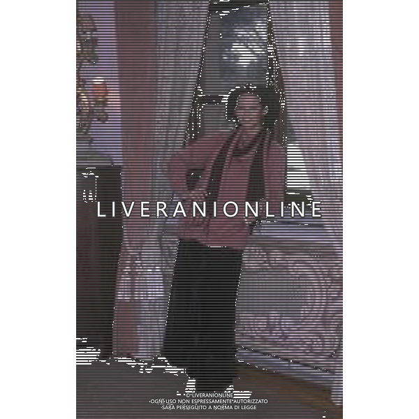 ARCHIVIO GIOVANNI LIVERANI RETROSPETTIVA CLAUDIA CARDINALE ATTRICE NELLA FOTO NELLA SUA ABITAZIONE NELL\'ANNO 1984 AG ALDO LIVERANI SAS