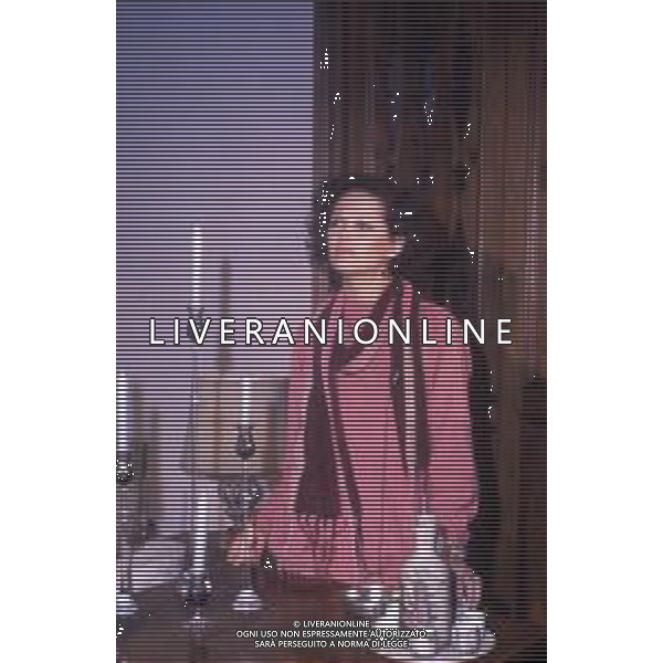 ARCHIVIO GIOVANNI LIVERANI RETROSPETTIVA CLAUDIA CARDINALE ATTRICE NELLA FOTO NELLA SUA ABITAZIONE NELL\'ANNO 1984 AG ALDO LIVERANI SAS