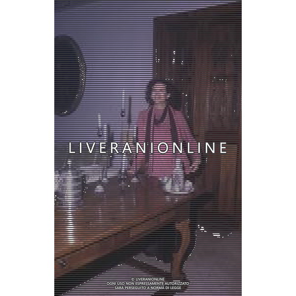 ARCHIVIO GIOVANNI LIVERANI RETROSPETTIVA CLAUDIA CARDINALE ATTRICE NELLA FOTO NELLA SUA ABITAZIONE NELL\'ANNO 1984 AG ALDO LIVERANI SAS
