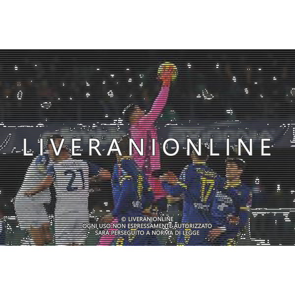 H.Verona vs Lazio Campionato Serie A TIM - 21 Giornata - Stadio Bentegodi - Verona 06-02-2023 nella foto Montipo\' anticipa sergej Milinkovic Savic ©Federico Gaetano / AGENZIA ALDO LIVERANI SAS