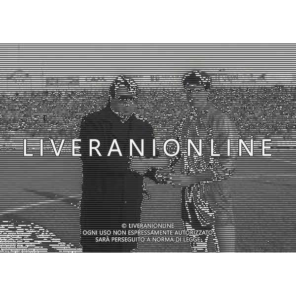 24-01-1988 CREMONA CAMPIONATO DI CALCIO SERIE B CREMONESE-TRIESTINA 1-0 NELLA FOTO PREMIAZIONE MARIO MONTORFANO AG ALDO LIVERANI SAS