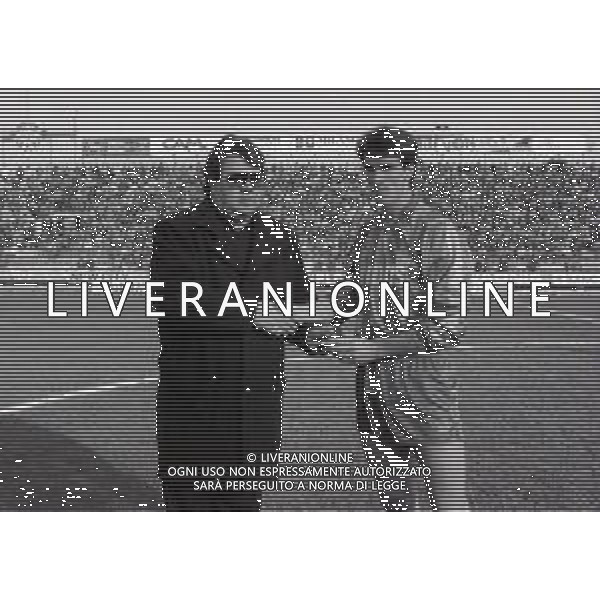 24-01-1988 CREMONA CAMPIONATO DI CALCIO SERIE B CREMONESE-TRIESTINA 1-0 NELLA FOTO PREMIAZIONE MARIO MONTORFANO AG ALDO LIVERANI SAS