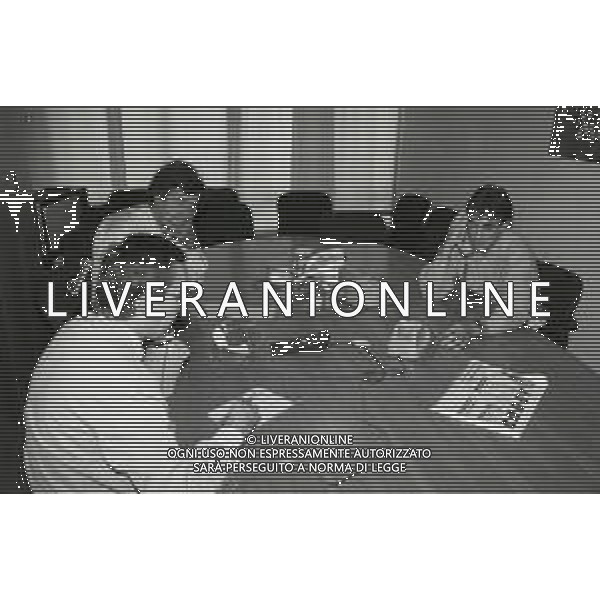 1993 MILANO REDAZIONE DELLA GAZZETTA DELLO SPORT OSPITE PER LE TELEFONATE COI LETTORI JEAN ALESI NELLA FOTO JEAN ALESI CON IL GIORNALISTA PINO ALLIEVI ED ENRICOMINAZZI AG ALDO LIVERANI SAS