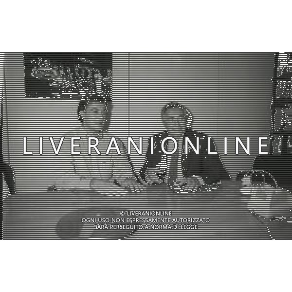 1993 MILANO REDAZIONE DELLA GAZZETTA DELLO SPORT OSPITE PER LE TELEFONATE COI LETTORI JEAN ALESI NELLA FOTO JEAN ALESI CONIL DIRETTORE DELLA GAZZETTA DELLO SPORT CANDIDO CANNAVO\' AG ALDO LIVERANI SAS