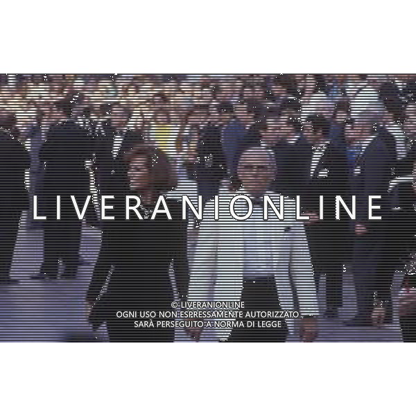 RETROSPETTIVA CLAUDIA CARDINALE ATTRICE NELLA FOTO CON IL MARITO PASQUALE SQUITIERI AL FESTIVAL DI CANNES NEL 1987 AG ALDO LIVERANI SAS