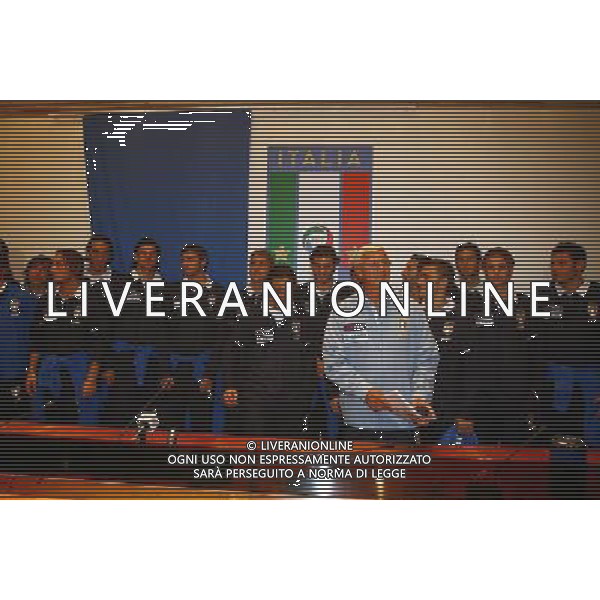 Coverciano 10/11/2005 Raduno della nazionale italiana di calcio nella foto marcello lippi con la squadra sotto il logo ph gianni nucci/agenzia aldo liverani