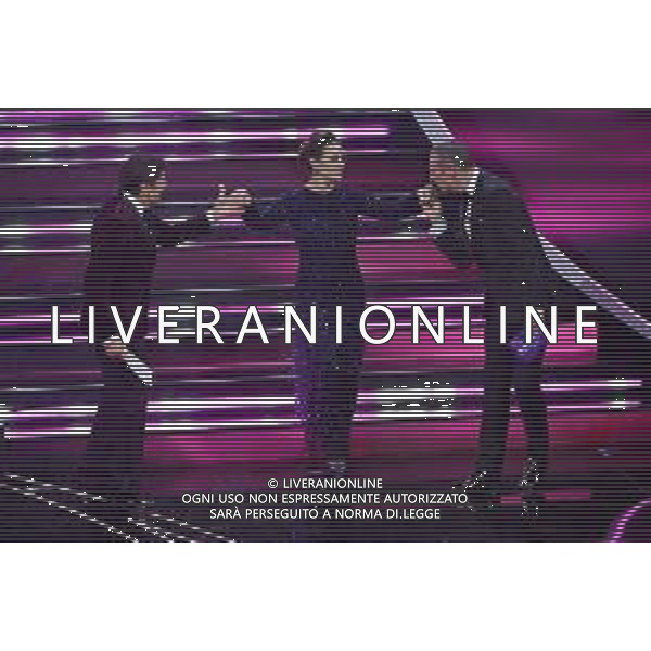 Elena Sofia Ricci con Gianni Morandi e Amadeus Sanremo 2023 73mo Festival della Canzone Italiana - Prima Serata Teatro Ariston - Sanremo (IM) 07-02-2023 foto Roberto Garavaglia/ag. Aldo Liverani sas / AGENZIA ALDO LIVERANI SAS