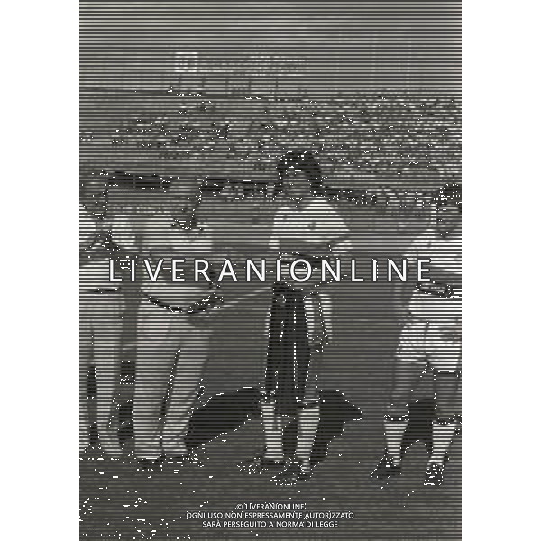 12-04-1981 VARESE-CAMPIONATO DI CALCIO SERIE B VARESE GENOA 0-1 NELLA FOTO PREMIAZIONE A CLAUDIO ONOFRI AG ALDO LIVERANI SAS