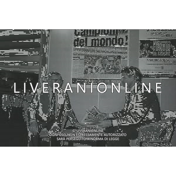 RETROSPETTIVA CANDIDO CANNAVO\' GIORNALISTA SCRITTORE E DIRETTORE DELLA GAZZETTA DELLO SPORT NELLA FOTO CANDIDO CANNAVO\' CON GIACINTO FACCHETTI A MILANO AL FORUM ALLO STAND DELLA GAZZETTA DELLO SPORT AG ALDO LIVERANI SAS 
