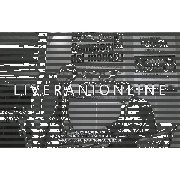 RETROSPETTIVA CANDIDO CANNAVO\' GIORNALISTA SCRITTORE E DIRETTORE DELLA GAZZETTA DELLO SPORT NELLA FOTO CANDIDO CANNAVO\' CON GIACINTO FACCHETTI A MILANO AL FORUM ALLO STAND DELLA GAZZETTA DELLO SPORT AG ALDO LIVERANI SAS 