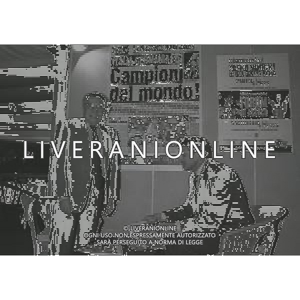RETROSPETTIVA CANDIDO CANNAVO\' GIORNALISTA SCRITTORE E DIRETTORE DELLA GAZZETTA DELLO SPORT NELLA FOTO CANDIDO CANNAVO\' CON GIACINTO FACCHETTI A MILANO AL FORUM ALLO STAND DELLA GAZZETTA DELLO SPORT AG ALDO LIVERANI SAS 