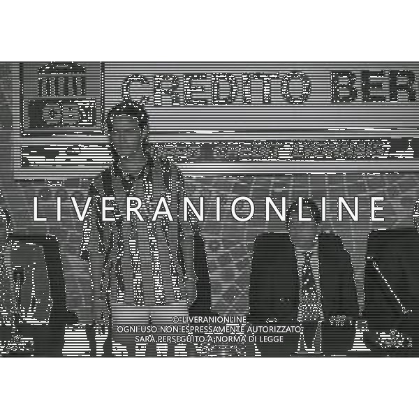 1996 BERGAMO PRESENTAZIONE DEL NUOVO ACQUISTO DELL\'ATALANTA CALCIO FILIPPO INZAGHI NELLA FOTO FILIPPO INZAGHI CON IL PRESIDENTE IVAN RUGGERI NELL\'ANNO 1996 DURANTE LA PRESENTAZIONE AG ALDO LIVERANI SAS