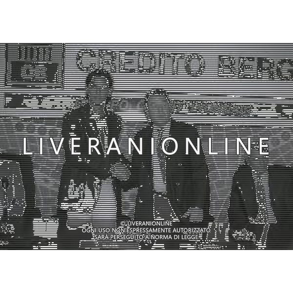1996 BERGAMO PRESENTAZIONE DEL NUOVO ACQUISTO DELL\'ATALANTA CALCIO FILIPPO INZAGHI NELLA FOTO FILIPPO INZAGHI CON IL PRESIDENTE IVAN RUGGERI NELL\'ANNO 1996 DURANTE LA PRESENTAZIONE AG ALDO LIVERANI SAS