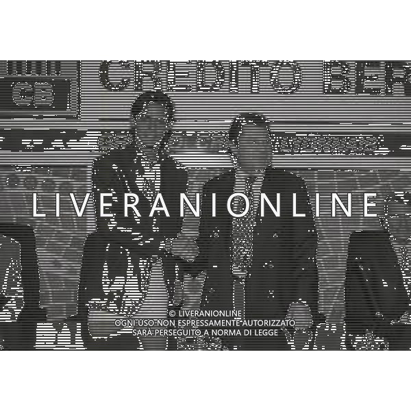 1996 BERGAMO PRESENTAZIONE DEL NUOVO ACQUISTO DELL\'ATALANTA CALCIO FILIPPO INZAGHI NELLA FOTO FILIPPO INZAGHI CON IL PRESIDENTE IVAN RUGGERI NELL\'ANNO 1996 DURANTE LA PRESENTAZIONE AG ALDO LIVERANI SAS