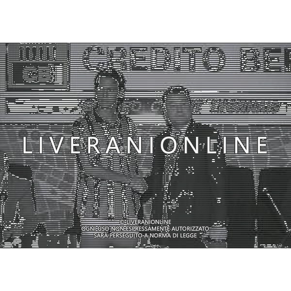 1996 BERGAMO PRESENTAZIONE DEL NUOVO ACQUISTO DELL\'ATALANTA CALCIO FILIPPO INZAGHI NELLA FOTO FILIPPO INZAGHI CON IL PRESIDENTE IVAN RUGGERI NELL\'ANNO 1996 DURANTE LA PRESENTAZIONE AG ALDO LIVERANI SAS