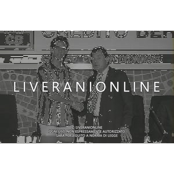 1996 BERGAMO PRESENTAZIONE DEL NUOVO ACQUISTO DELL\'ATALANTA CALCIO FILIPPO INZAGHI NELLA FOTO FILIPPO INZAGHI CON IL PRESIDENTE IVAN RUGGERI NELL\'ANNO 1996 DURANTE LA PRESENTAZIONE AG ALDO LIVERANI SAS