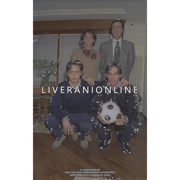 NEG-RETROSPETTIVA FILIPPO INZAGHI E SIMONE INZAGHI CALCIATORI NELLA FOTO FILIPPO INZAGHI CON IL FRATELLO SIMONE E I GENITORI IN CASA 16-12-1996 AG ALDO LIVERANI SAS