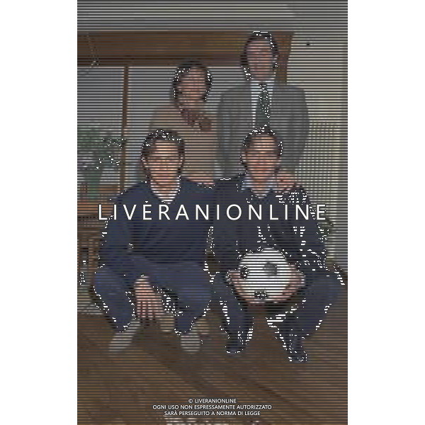 NEG-RETROSPETTIVA FILIPPO INZAGHI E SIMONE INZAGHI CALCIATORI NELLA FOTO FILIPPO INZAGHI CON IL FRATELLO SIMONE E I GENITORI IN CASA 16-12-1996 AG ALDO LIVERANI SAS