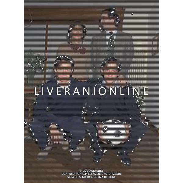 NEG-RETROSPETTIVA FILIPPO INZAGHI E SIMONE INZAGHI CALCIATORI NELLA FOTO FILIPPO INZAGHI CON IL FRATELLO SIMONE E I GENITORI IN CASA 16-12-1996 AG ALDO LIVERANI SAS