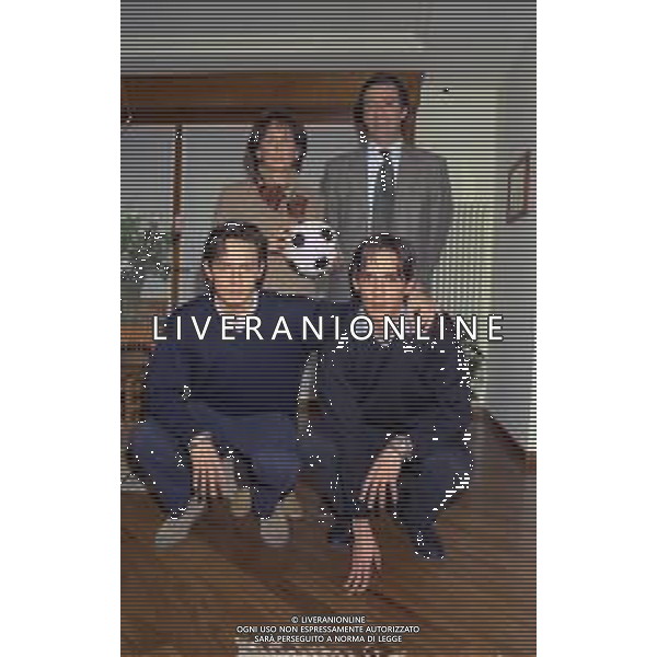 NEG-RETROSPETTIVA FILIPPO INZAGHI E SIMONE INZAGHI CALCIATORI NELLA FOTO FILIPPO INZAGHI CON IL FRATELLO SIMONE E I GENITORI IN CASA 16-12-1996 AG ALDO LIVERANI SAS