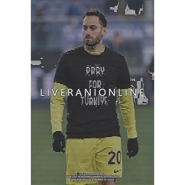 Hakan Calhanoglu (Inter) durante il riscaldamento con una maglietta per il popolo Turco Sampdoria vs Inter Genova 13-02-2023 Stadio Luigi Ferraris - Marassi Campionato Serie A TIM - 22a giornata foto Roberto Garavaglia/ag. Aldo Liverani sas / AGENZIA ALDO LIVERANI SAS