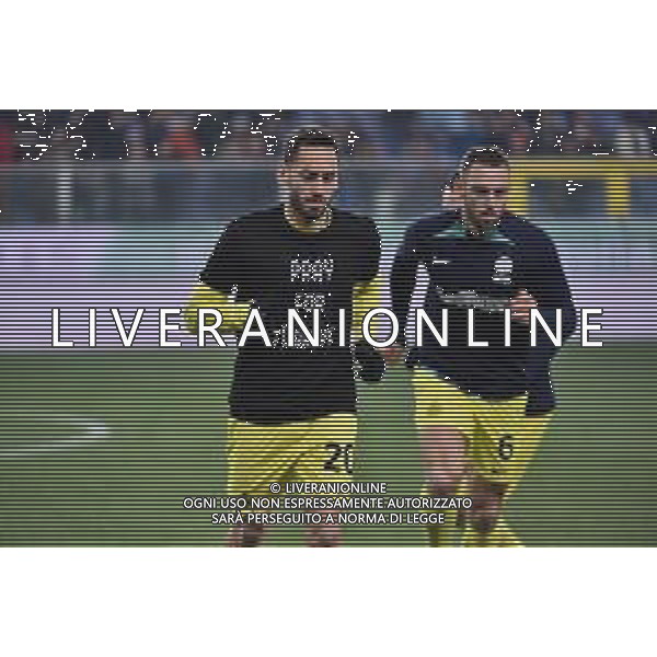 Hakan Calhanoglu (Inter) durante il riscaldamento con una maglietta per il popolo Turco Sampdoria vs Inter Genova 13-02-2023 Stadio Luigi Ferraris - Marassi Campionato Serie A TIM - 22a giornata foto Roberto Garavaglia/ag. Aldo Liverani sas / AGENZIA ALDO LIVERANI SAS