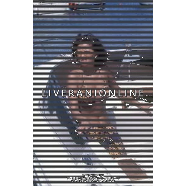 ARCHIVIO GIOVANNI LIVERANI RETROSPETTIVA CLAUDIA CARDINALE ATTRICE NELLA FOTO IN VACANZA IN SARDEGNA NELL\'ANNO 1975 FOTO ATTILIO ROGNONI / AG ALDO LIVERANI SAS