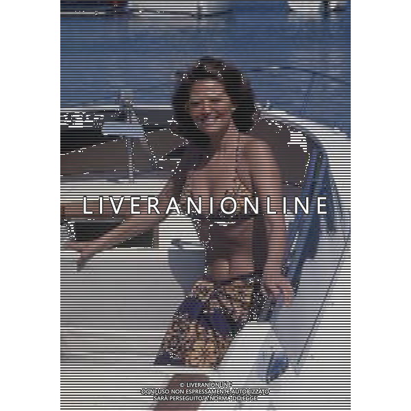 ARCHIVIO GIOVANNI LIVERANI RETROSPETTIVA CLAUDIA CARDINALE ATTRICE NELLA FOTO IN VACANZA IN SARDEGNA NELL\'ANNO 1975 FOTO ATTILIO ROGNONI / AG ALDO LIVERANI SAS