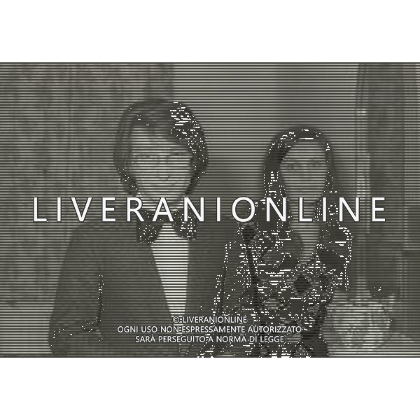 RETROSPETTIVA NICOLA DI BARI CANTANTE NELLA FOTO NICOLA DI BARI AL FESTIVAL DI SANREMO NELL\'ANNO 1971 CON LA MOGLIE AG ALDO LIVERANI SAS