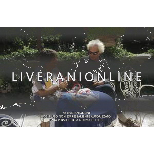 RETROSPETTIVA GIAN MARIA VOLONTE\' ATTORE NELLA FOTO GIAN MARIA VOLONTE\' NELL\'ANNO 1984 A RIMINI CON LEOPOLDO MASTELLONI AG ALDO LIVERANI SAS  
