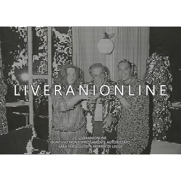 RETROSPETTIVA ENRICO MARIA SALERNO ATTORE NELLA FOTO ENRICO MARIA SALERNO NELL\'ANNO 1983 CON LA MOGLIE MARISA VALENTI E LA FIGLIA ALESSIA A SAINT VINCENT AG ALDO LIVERANI SAS