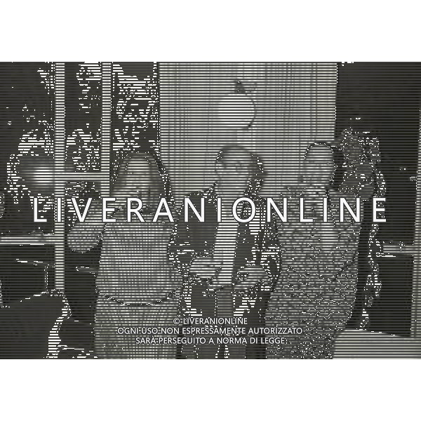 RETROSPETTIVA ENRICO MARIA SALERNO ATTORE NELLA FOTO ENRICO MARIA SALERNO NELL\'ANNO 1983 CON LA MOGLIE MARISA VALENTI E LA FIGLIA ALESSIA A SAINT VINCENT AG ALDO LIVERANI SAS