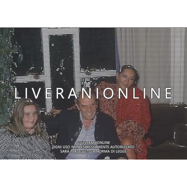 RETROSPETTIVA ENRICO MARIA SALERNO ATTORE NELLA FOTO ENRICO MARIA SALERNO NELL\'ANNO 1983 CON LA MOGLIE MARISA VALENTI E LA FIGLIA ALESSIA A SAINT VINCENT AG ALDO LIVERANI SAS