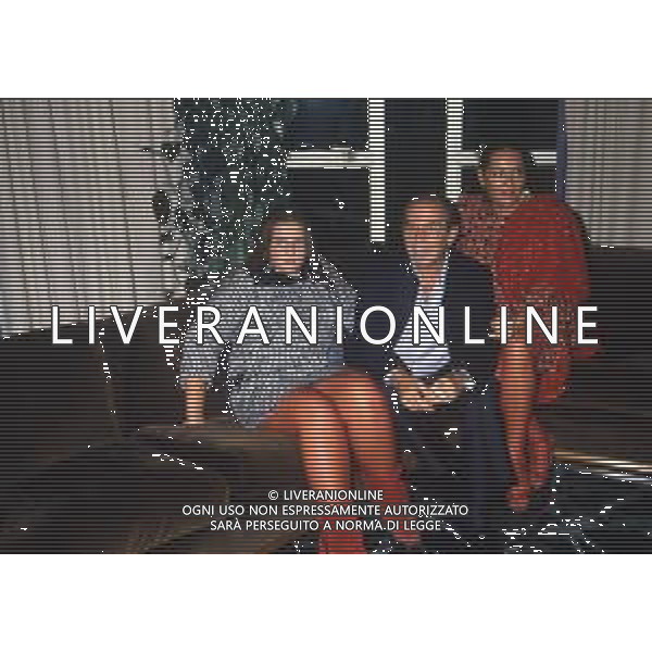 RETROSPETTIVA ENRICO MARIA SALERNO ATTORE NELLA FOTO ENRICO MARIA SALERNO NELL\'ANNO 1983 CON LA MOGLIE MARISA VALENTI E LA FIGLIA ALESSIA A SAINT VINCENT AG ALDO LIVERANI SAS