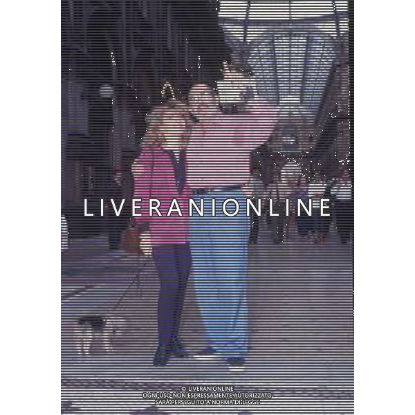 RETROSPETTIVA ENRICO MARIA SALERNO ATTORE NELLA FOTO ENRICO MARIA SALERNO NELL\'ANNO 1991 A MILANO CON LA MOGLIE LAURA ANDREINI AG ALDO LIVERANI SAS 