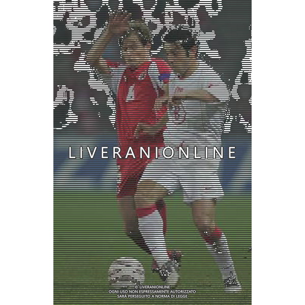Berna 12 novembre 2005 Svizzera - Turchia play-off qualificazioni mondiali Germania 2006 nella foto:Vogel Johann e Kahveci Nihat foto Andry / Ag. Aldo Liverani