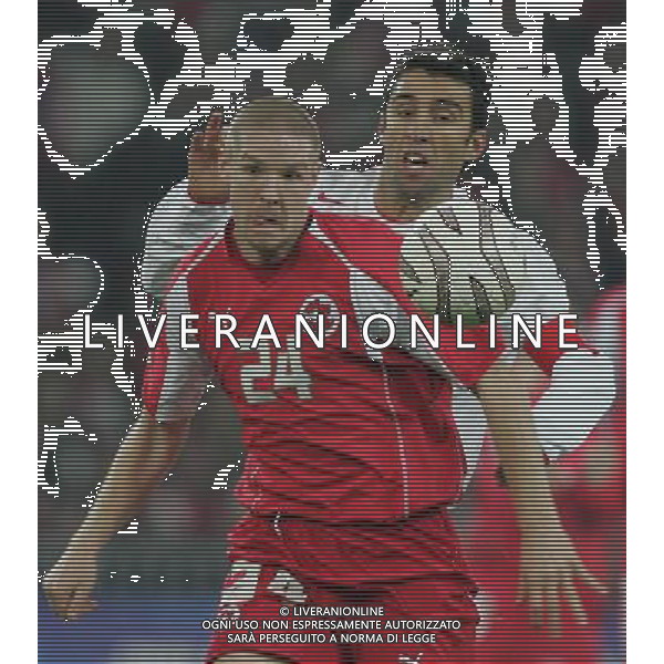 Berna 12 novembre 2005 Svizzera - Turchia play-off qualificazioni mondiali Germania 2006 nella foto: Senderos Philippe e Hakan Sukur foto Andry / Ag. Aldo Liverani