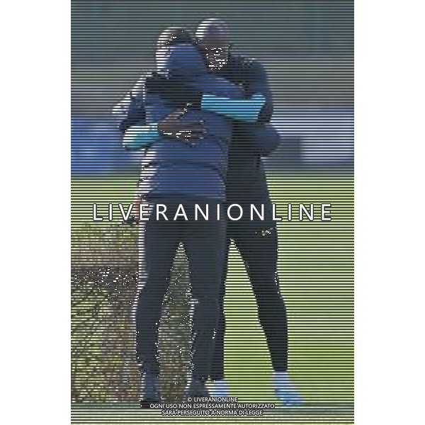 TVRG Allenamento Inter nella foto Romelu Lukaku (Inter) abbraccia Javier Zanetti vicepresidente Inter Appiano Gentile (CO) 21-02-2023 Centro sportivo Suning in memoria di Angelo Moratti - La Pinetina Allenamento Inter in preparazione della gara di andata contro il Porto valevole per gli ottavi di finale della UEFA Champions League foto Roberto Garavaglia/ag. Aldo Liverani sas/ AGENZIA ALDO LIVERANI SAS
