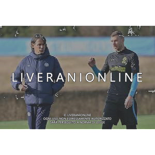 TVRG Allenamento Inter nella foto Simone Inzaghi allenatore Inter SX e Edin Dzeko (Inter) DX Appiano Gentile (CO) 21-02-2023 Centro sportivo Suning in memoria di Angelo Moratti - La Pinetina Allenamento Inter in preparazione della gara di andata contro il Porto valevole per gli ottavi di finale della UEFA Champions League foto Roberto Garavaglia/ag. Aldo Liverani sas/ AGENZIA ALDO LIVERANI SAS