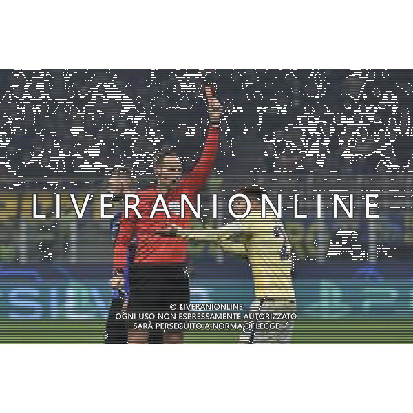 l\'arbitro Srdjan Jovanovic (SER) espelle Otavio Edmilson da Silva Monteiro (Porto) Inter vs Porto Milano 22-02-2023 Stadio Giuseppe Meazza - San Siro UEFA Champions League ottavi di finale - gara di andata foto Roberto Garavaglia/ag. Aldo Liverani sas / AGENZIA ALDO LIVERANI SAS