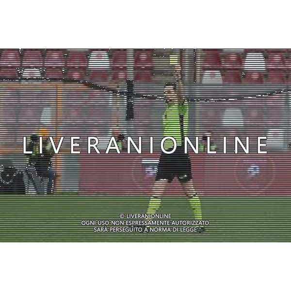 25.02.2023 REGGIO CALABRIA STADIO ORESTE GRANILLO. CAMPIONATO NAZIONALE SERIE B REGGINA VS MODENA IN FOTO LUCA SACCHI ARBITRO CON IL CARTELLINO GIALLO ©GARREFFA PASQUALE / AGENZIA ALDO LIVERANI SAS