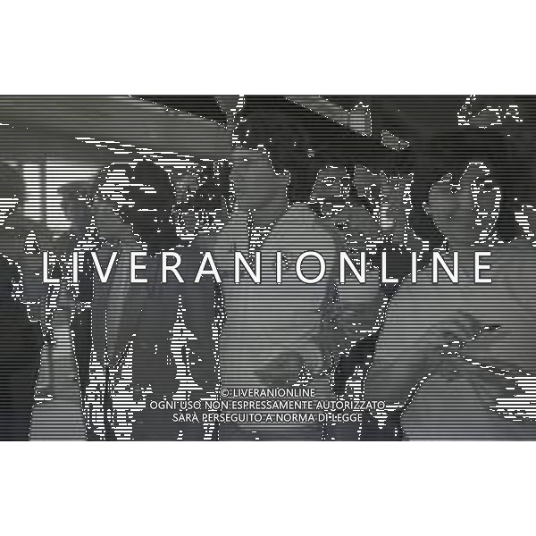 RETROSPETTIVA ZICO PSEUDONIMO DI ARTHUR ANTUNES COIMBRA CALCIATORE NELLA FOTO ZICO CON LA MOGLIE NELL\'ANNO 1983 AL SUO ARRIVO IN ITALIA ALL\'AEROPORTO DEI RONCHI DEI LEGIONARI NUOVO ACQUISTO DELL\'UDINESE CALCIO AG ALDO LIVERANI SAS  