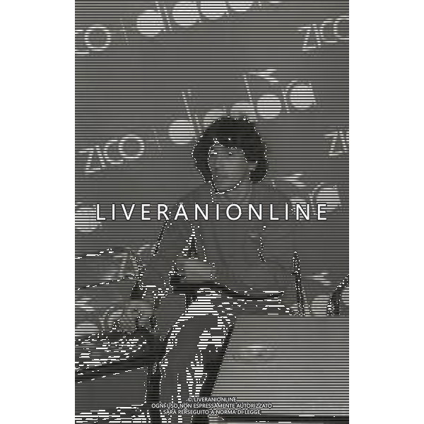 RETROSPETTIVA ZICO PSEUDONIMO DI ARTHUR ANTUNES COIMBRA CALCIATORE NELLA FOTO ZICO CON A MILANO NELL\'ANNO 1983  AG ALDO LIVERANI SAS 