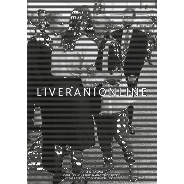 1987 MILANO CIMITERO MONUMENTALE FUNERALI DI ISABELLA RIZZOLI NELLA FOTO I FUNERALI DI ISABELLA RIZZOLI-ELEONORA GIORGI AG ALDO LIVERANI SAS