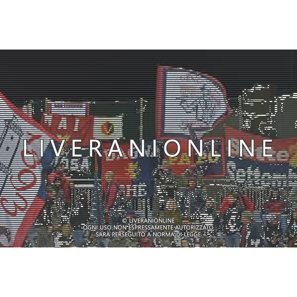 1-3-2023. Cagliari Calcio-Genoa C.F.C. 26° giornata serie BKT 2022/2023, stadio Unipol Domus Cagliari. Foto Salvatore Moi/Aldo Liverani s.a.s. Nella foto: Tifosi del Genoa C.F.C. in trasferta, nel settore ospiti dello stadio Unipol Domus di Cagliari. ©MOI / AGENZIA ALDO LIVERANI SAS