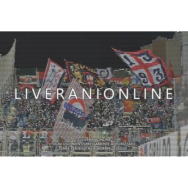 1-3-2023. Cagliari Calcio-Genoa C.F.C. 26° giornata serie BKT 2022/2023, stadio Unipol Domus Cagliari. Foto Salvatore Moi/Aldo Liverani s.a.s. Nella foto: Tifosi del Genoa C.F.C. in trasferta, nel settore ospiti dello stadio Unipol Domus di Cagliari. ©MOI / AGENZIA ALDO LIVERANI SAS