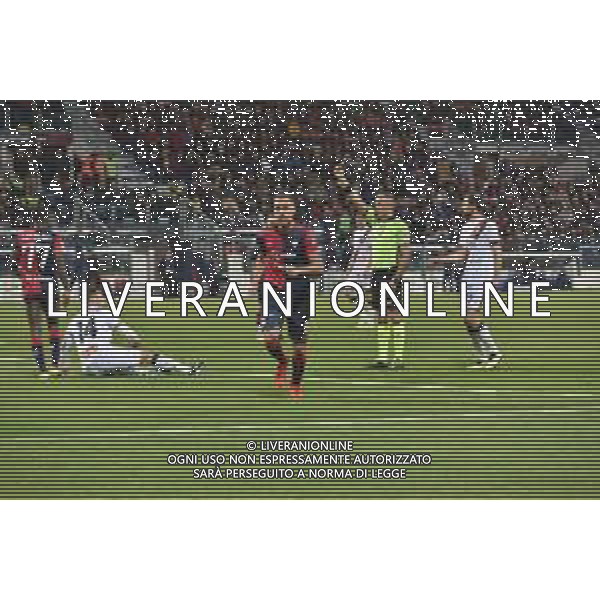 1-3-2023. Cagliari Calcio-Genoa C.F.C. 26° giornata serie BKT 2022/2023, stadio Unipol Domus Cagliari. Foto Salvatore Moi/Aldo Liverani s.a.s. Nella foto: arbitro Paolo Valeri di Roma, ammonisce Alessandro Vogliacco Genoa per fallo su Zito Luvumbo Cagliari ©MOI / AGENZIA ALDO LIVERANI SAS