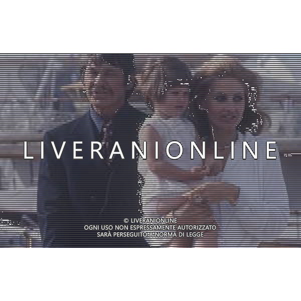 RETROSPETTIVA CHARLES BRONSON ATTORE NELLA FOTO CHARLES BRONSON A CANNES NELL\'ANNO 1973 CON JILL IRELAND E FIGLIA AG ALDO LIVERANI SAS 