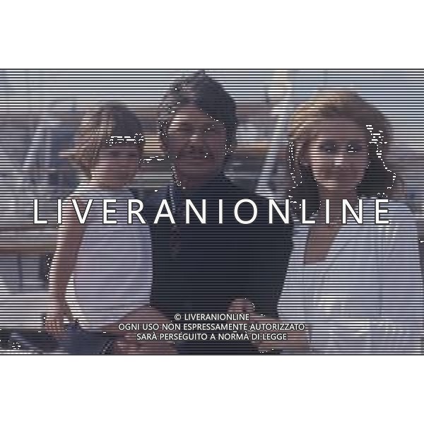 RETROSPETTIVA CHARLES BRONSON ATTORE NELLA FOTO CHARLES BRONSON A CANNES NELL\'ANNO 1973 CON JILL IRELAND E FIGLIA AG ALDO LIVERANI SAS 